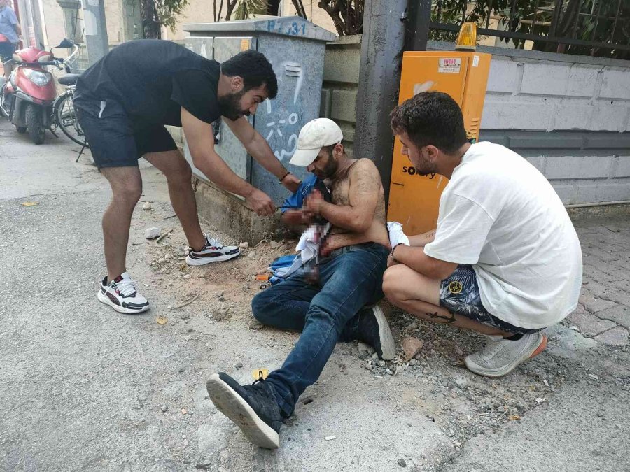 Sokak Ortasında Göğsünden Bıçaklandı, Eliyle Yarasına Tampon Yapıp Sağlık Ekiplerini Bekledi