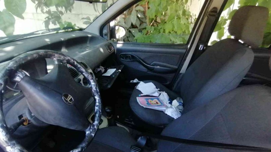 Park Halindeki Araçların Camını Kırıp Ruhsatını Aldılar