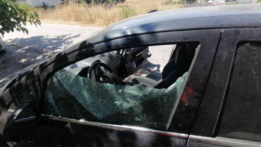 Park Halindeki Araçların Camını Kırıp Ruhsatını Aldılar