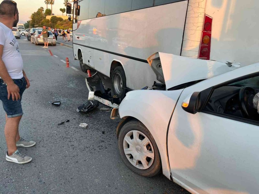 Şehir İçi Yolcu Midibüsüne Çarpan Aracın Sürücüsü Yaralandı