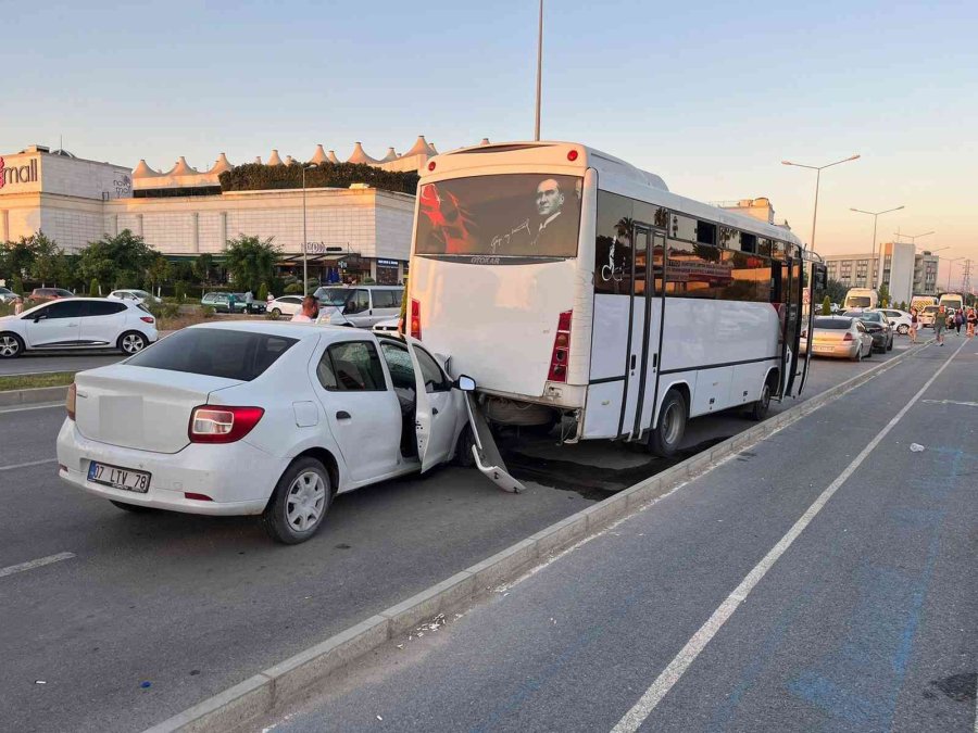 Şehir İçi Yolcu Midibüsüne Çarpan Aracın Sürücüsü Yaralandı