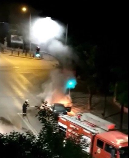 Yol Ortasında Alev Topuna Döndü