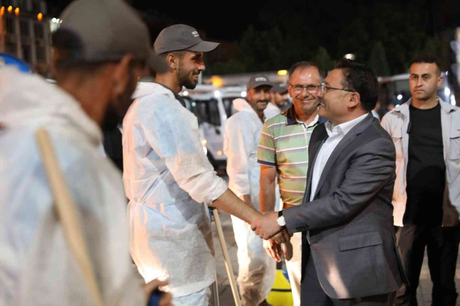 Vali Çiçek’ten, Bayram Temizliği Yapan İşçilere Sürpriz