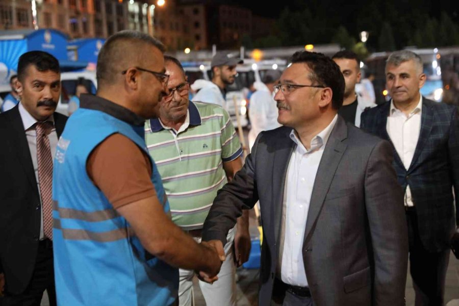 Vali Çiçek’ten, Bayram Temizliği Yapan İşçilere Sürpriz