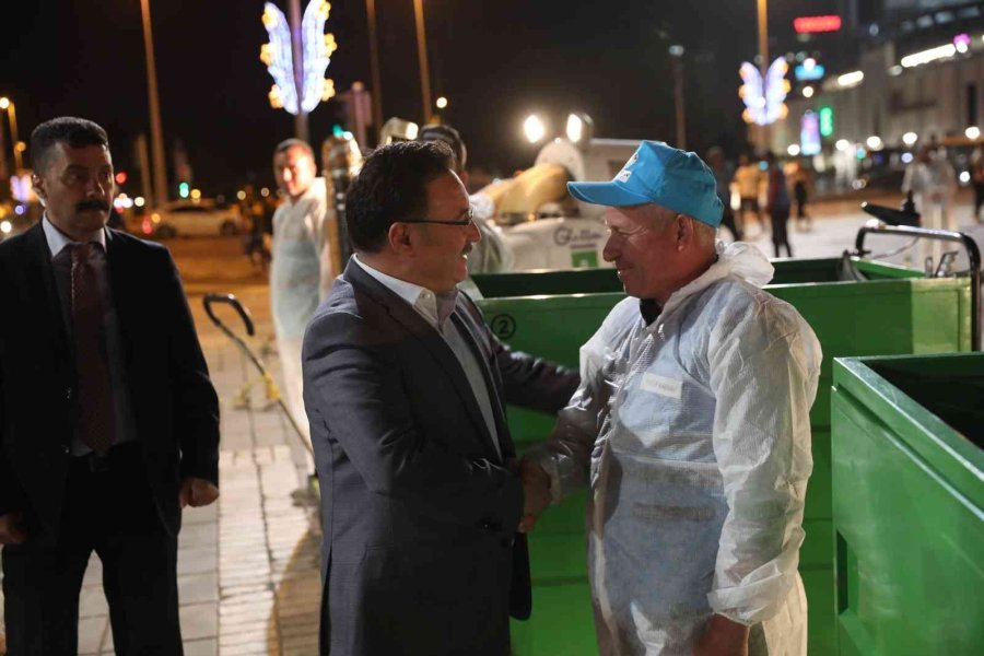 Vali Çiçek’ten, Bayram Temizliği Yapan İşçilere Sürpriz