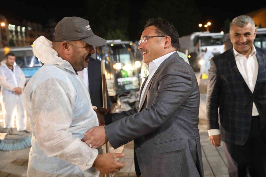 Vali Çiçek’ten, Bayram Temizliği Yapan İşçilere Sürpriz