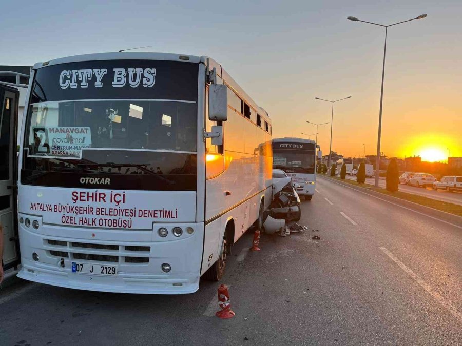 Şehir İçi Yolcu Midibüsüne Çarpan Aracın Sürücüsü Yaralandı