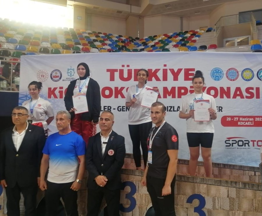 Karatay Belediyesporlu Kick Boksçular Altın Madalyayla Döndü