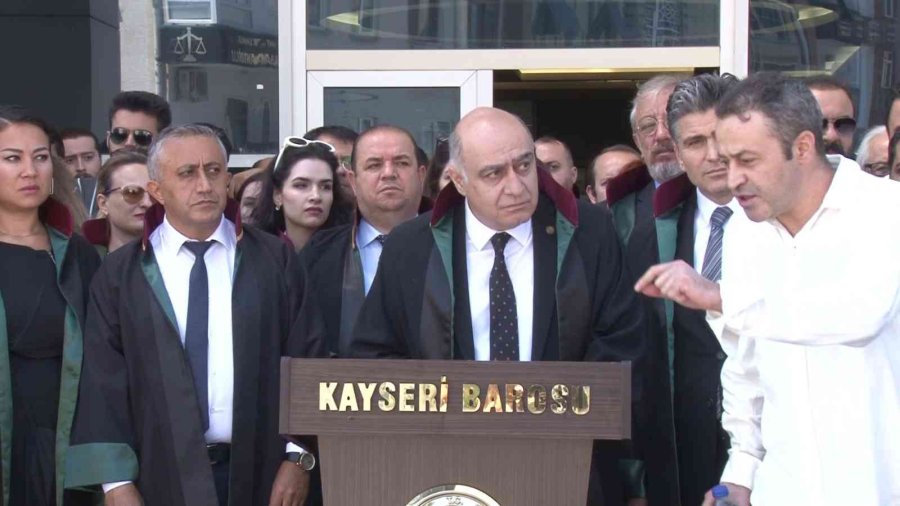 Mahkemeden Çıkan Şahıs, Basın Açıklaması Yapan Avukatlara Tepki Gösterdi