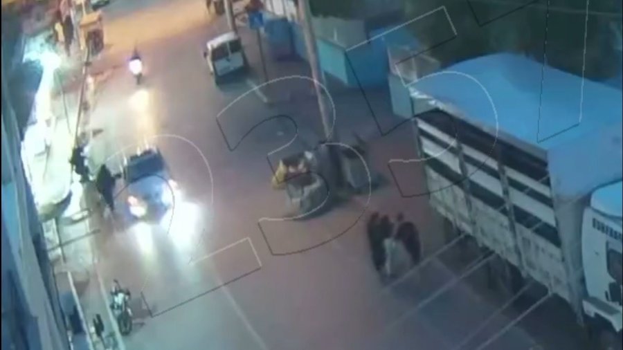 Yolda Yürüyen Kadının Çantasını Kapkaç Yaptılar, 1 Saat Sonra Yakalandılar