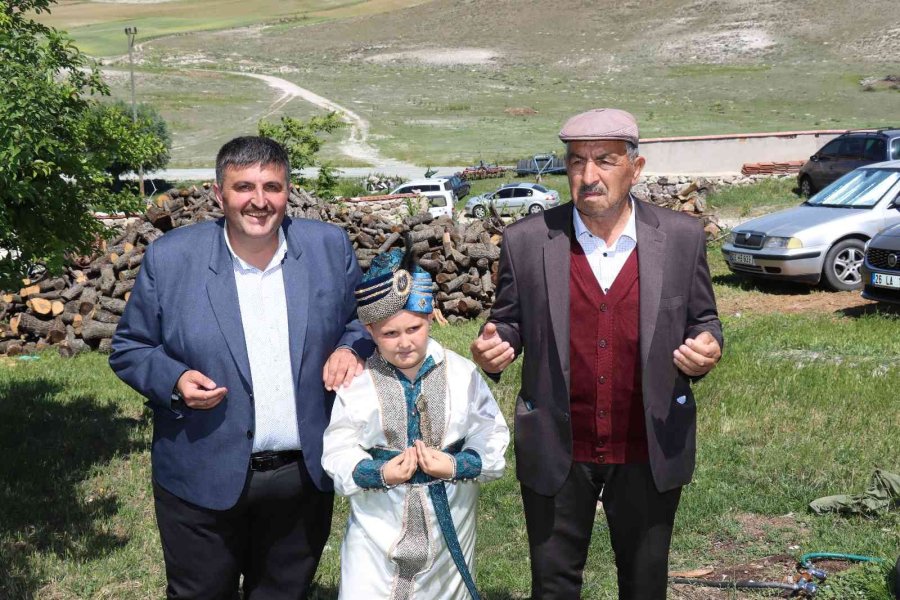 Sünnet Düğününde Otomobiller Yerlerini Traktörlere Bıraktı