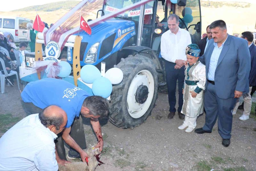 Sünnet Düğününde Otomobiller Yerlerini Traktörlere Bıraktı