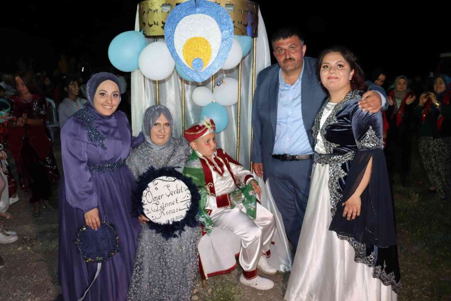 Sünnet Düğününde Otomobiller Yerlerini Traktörlere Bıraktı