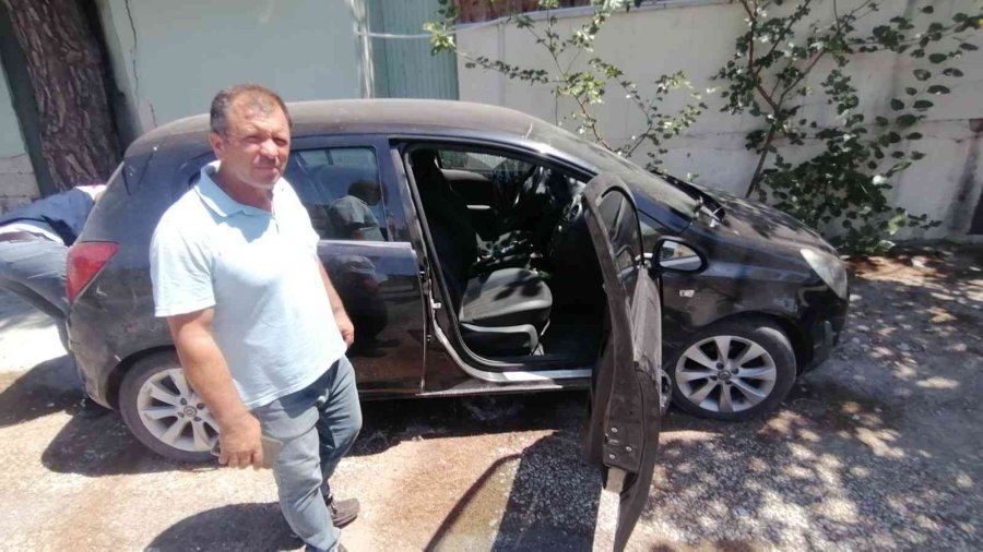 Park Halindeki Araçların Camını Kırıp Ruhsatını Aldılar