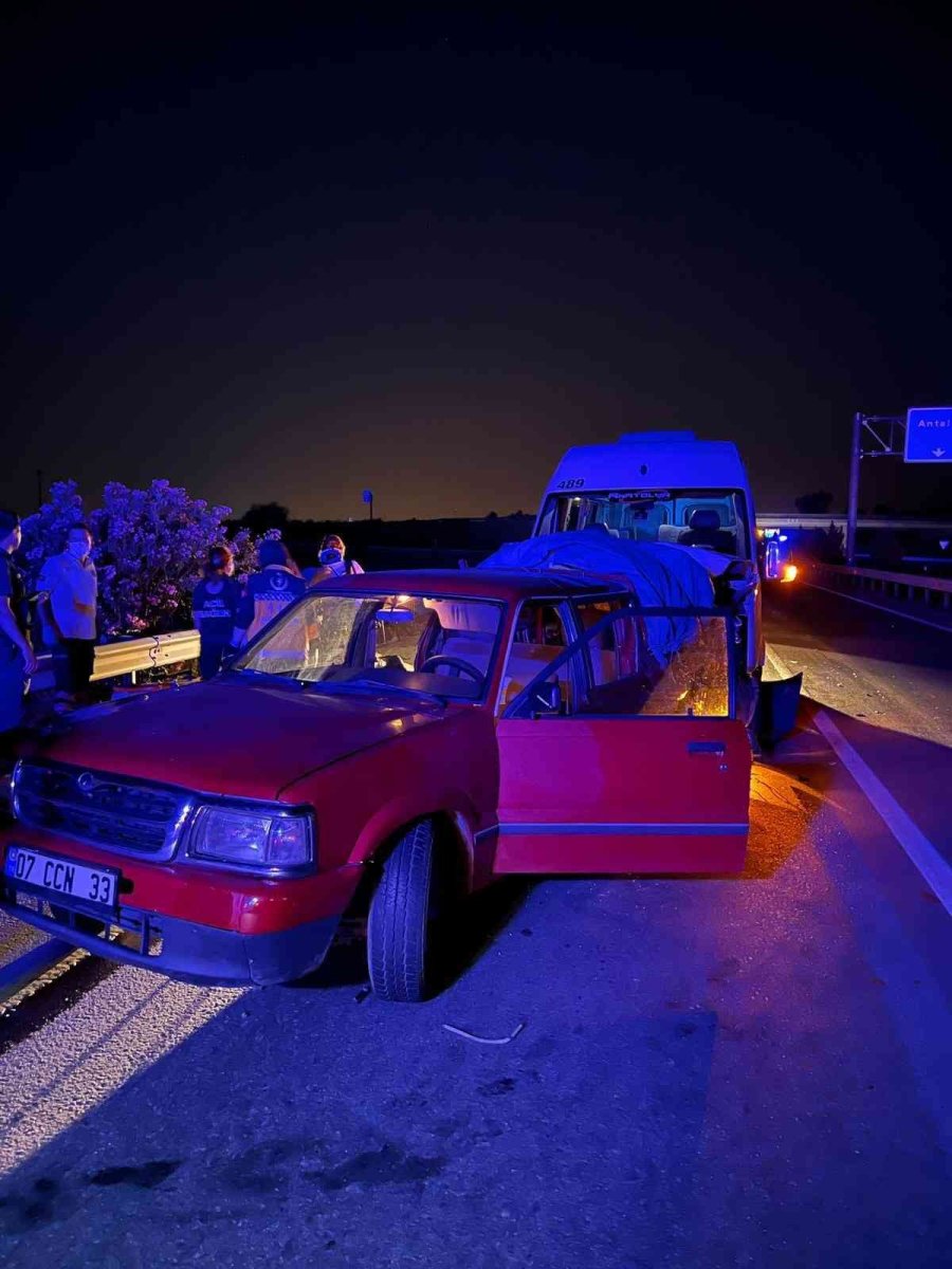 Antalya’da Tur Minibüsü Kamyonete Çarptı: 4’ü Turist 11 Yaralı