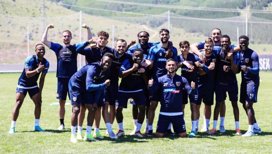 Kayserispor Kaptanı İlhan Parlak: "kenetlenirsek Büyük Başarılara İmza Atarız"