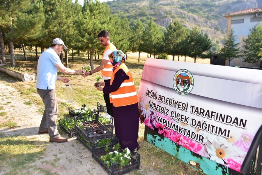 İnönü Belediyesi Mezarlıklarda Çiçek Dağıttı
