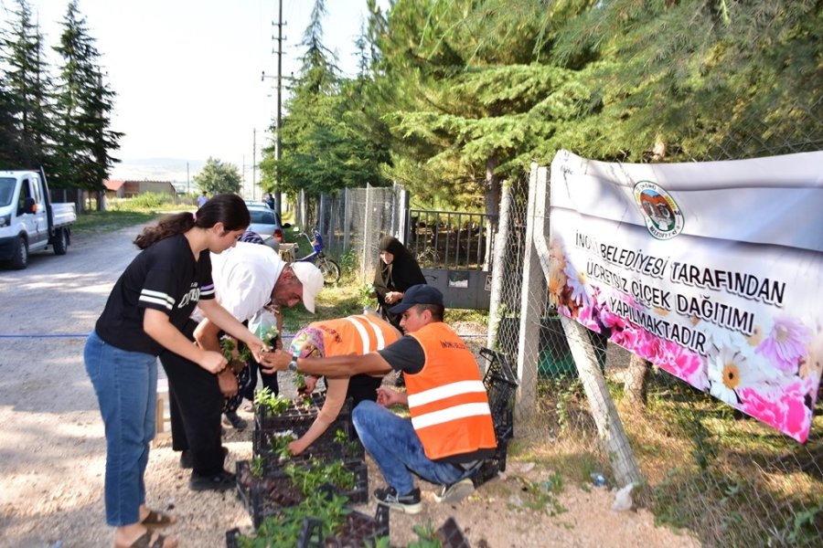 İnönü Belediyesi Mezarlıklarda Çiçek Dağıttı