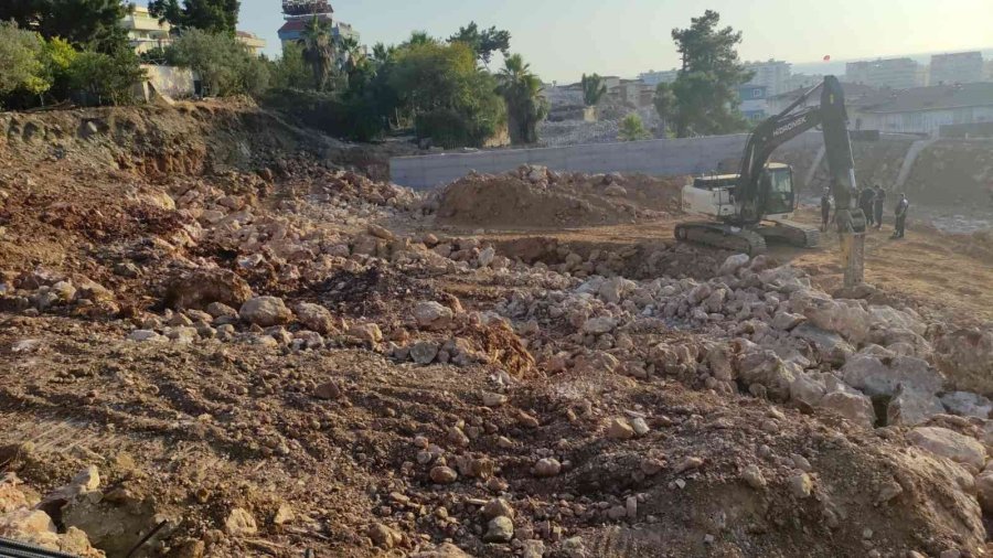 İnşaatın Temel Kazılarında Mağara Bulundu