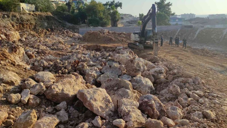 İnşaatın Temel Kazılarında Mağara Bulundu