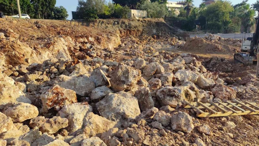 İnşaatın Temel Kazılarında Mağara Bulundu