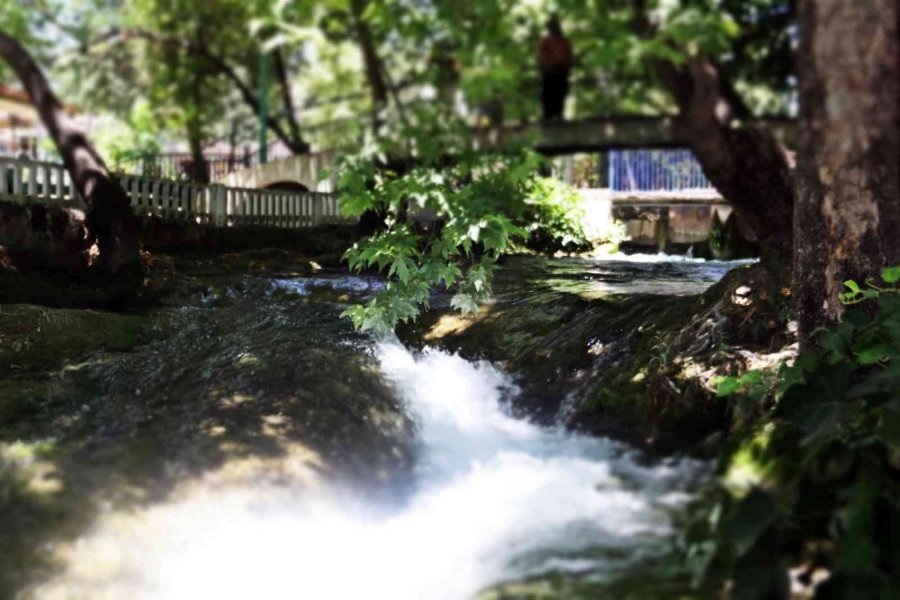 Su Debisi Yükselen Düden Şelalesi’ne Ziyaretçi Rekoru