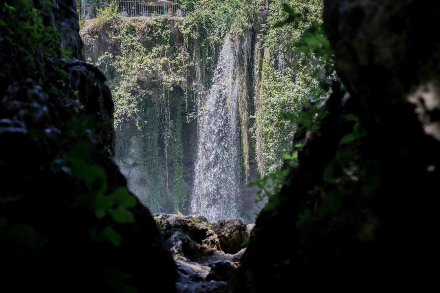 Su Debisi Yükselen Düden Şelalesi’ne Ziyaretçi Rekoru