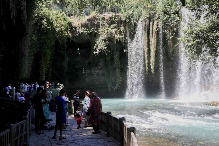 Su Debisi Yükselen Düden Şelalesi’ne Ziyaretçi Rekoru