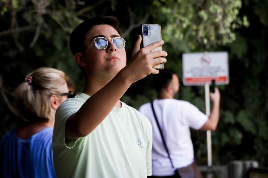 Su Debisi Yükselen Düden Şelalesi’ne Ziyaretçi Rekoru