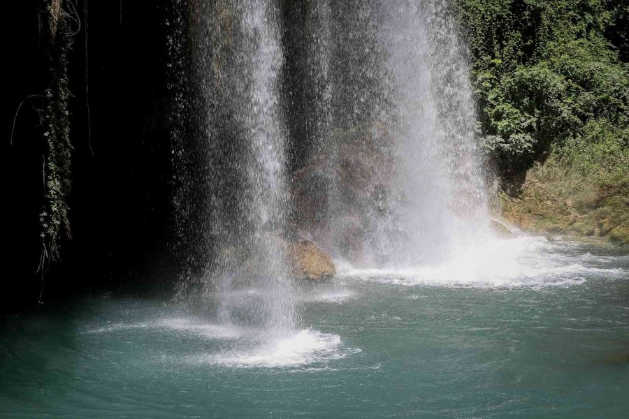 Su Debisi Yükselen Düden Şelalesi’ne Ziyaretçi Rekoru