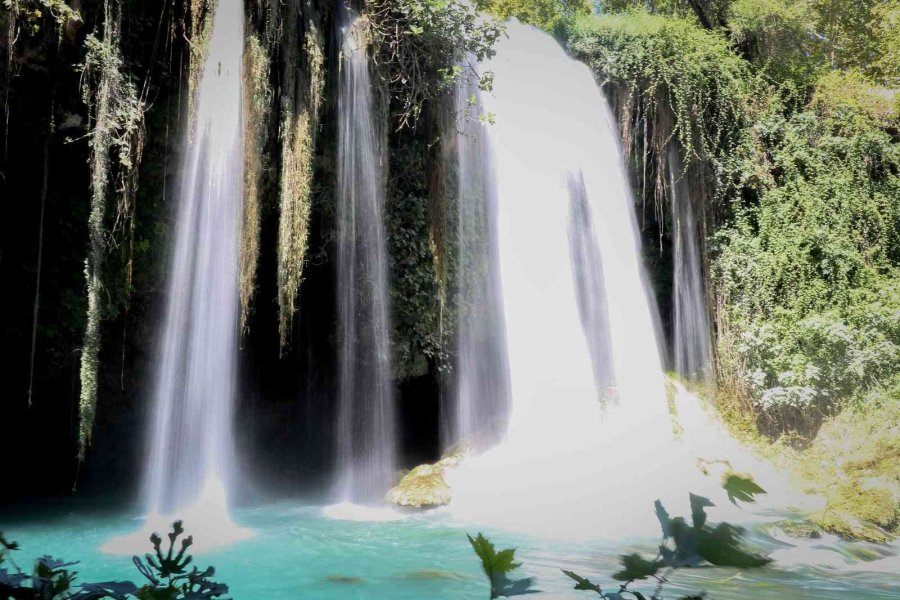 Su Debisi Yükselen Düden Şelalesi’ne Ziyaretçi Rekoru