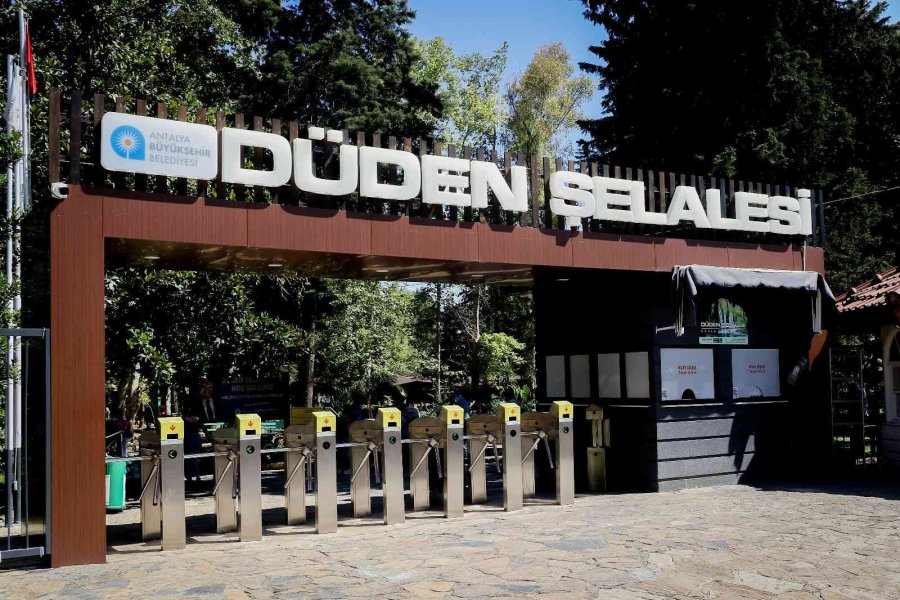 Su Debisi Yükselen Düden Şelalesi’ne Ziyaretçi Rekoru