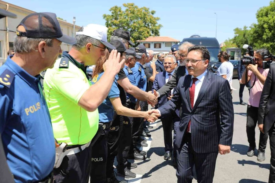 Vali Çiçek, Bayram Ziyaretlerinde Bulundu