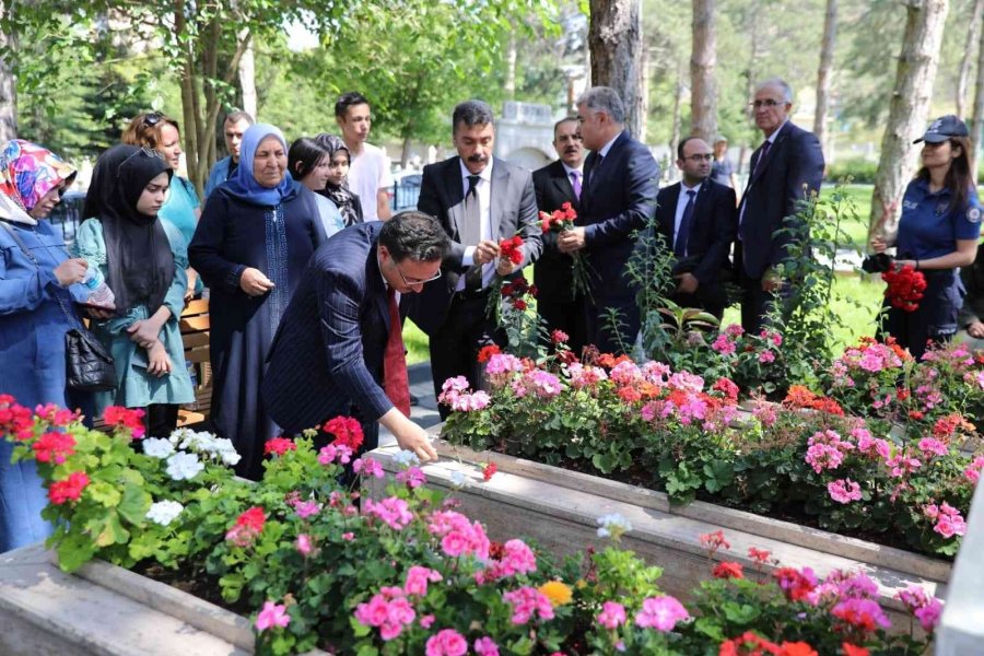 Vali Çiçek, Bayram Ziyaretlerinde Bulundu