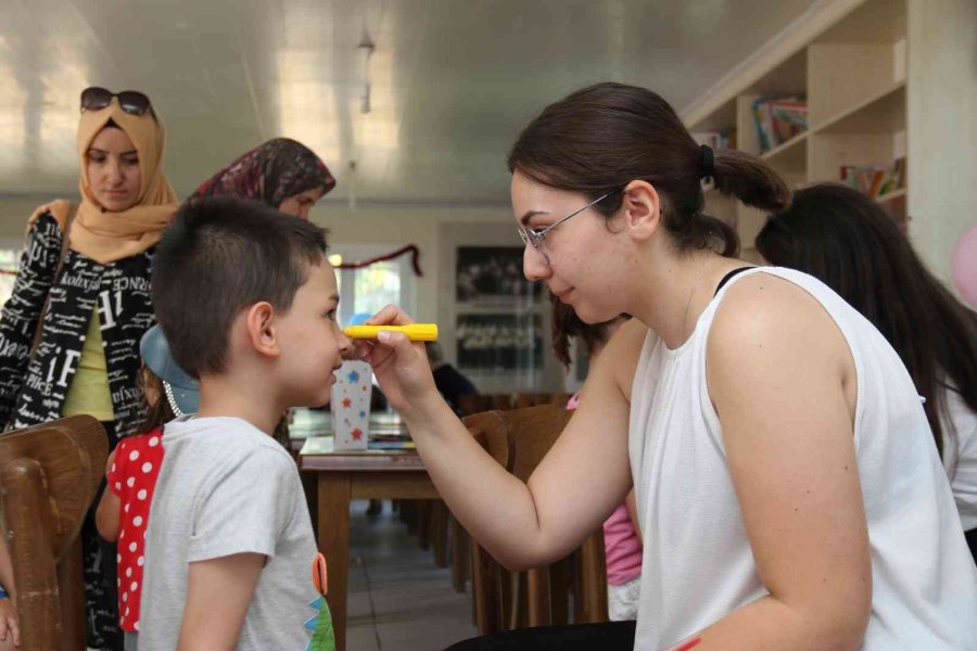 İhtiyaç Sahibi Çocuklara Eğlenceli Yardım