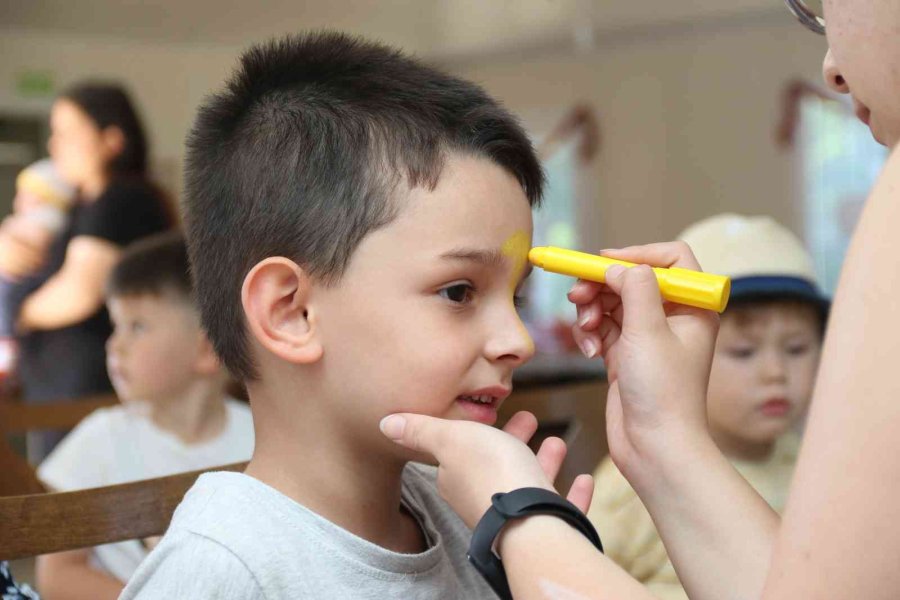 İhtiyaç Sahibi Çocuklara Eğlenceli Yardım