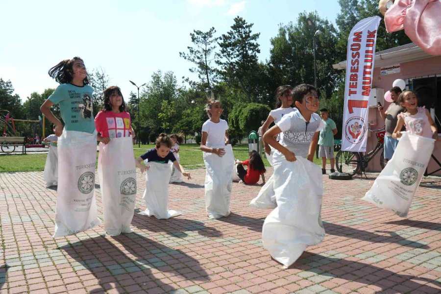 İhtiyaç Sahibi Çocuklara Eğlenceli Yardım