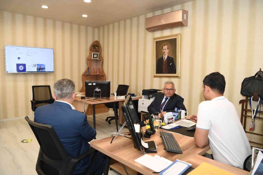 Başkan Büyükkılıç, Kariyer Merkezi’ni Ziyaret Etti
