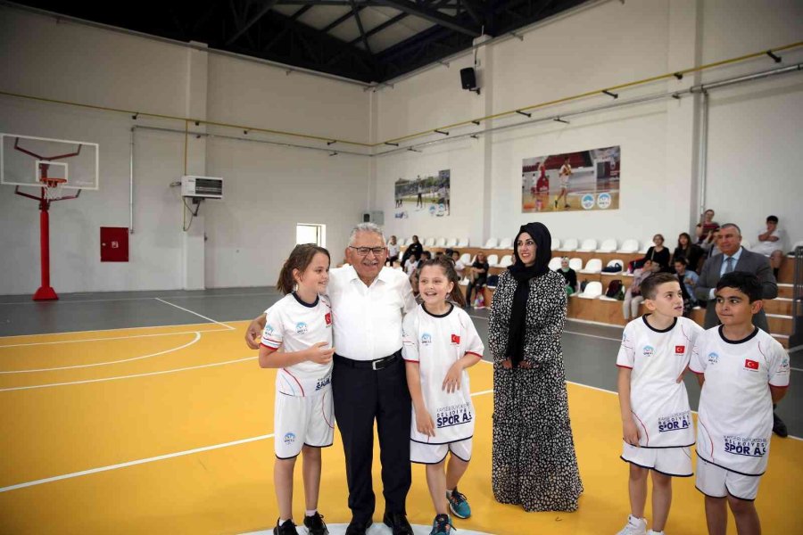Başkan Büyükkılıç Spor Merkezinde Miniklerle Buluştu