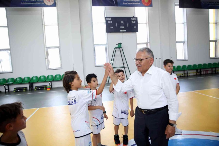 Başkan Büyükkılıç Spor Merkezinde Miniklerle Buluştu