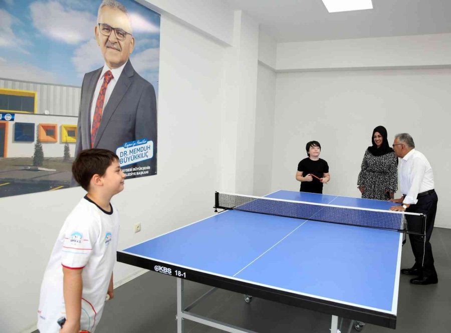 Başkan Büyükkılıç Spor Merkezinde Miniklerle Buluştu