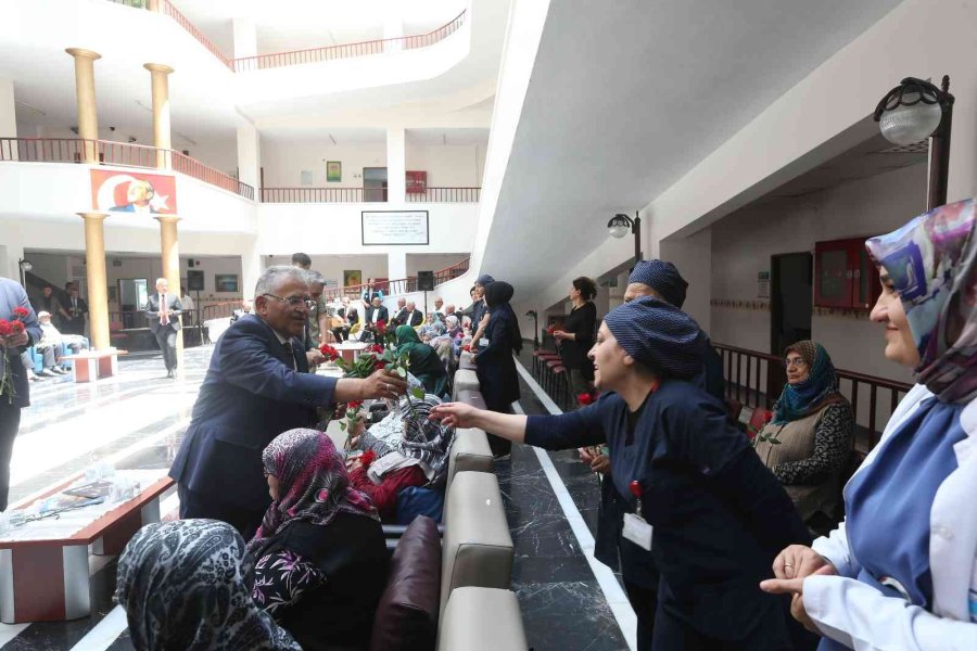 Başkan Büyükkılıç’tan Huzurevi Sakinlerine Bayram Jesti