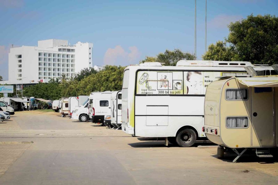 Denize Otellerden Daha Yakınlar, Turistleri Bile Kıskandırıyorlar