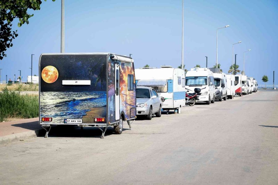 Denize Otellerden Daha Yakınlar, Turistleri Bile Kıskandırıyorlar