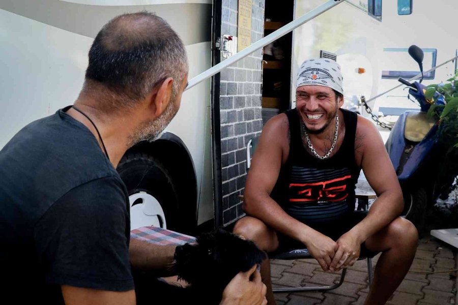 Denize Otellerden Daha Yakınlar, Turistleri Bile Kıskandırıyorlar