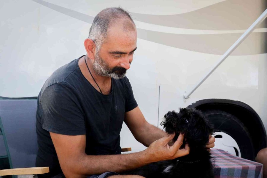 Denize Otellerden Daha Yakınlar, Turistleri Bile Kıskandırıyorlar