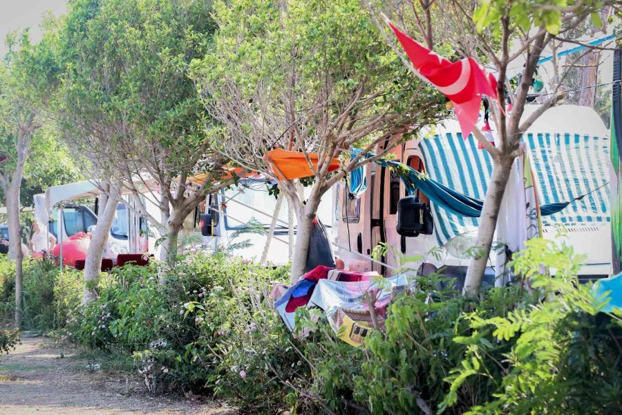 Denize Otellerden Daha Yakınlar, Turistleri Bile Kıskandırıyorlar