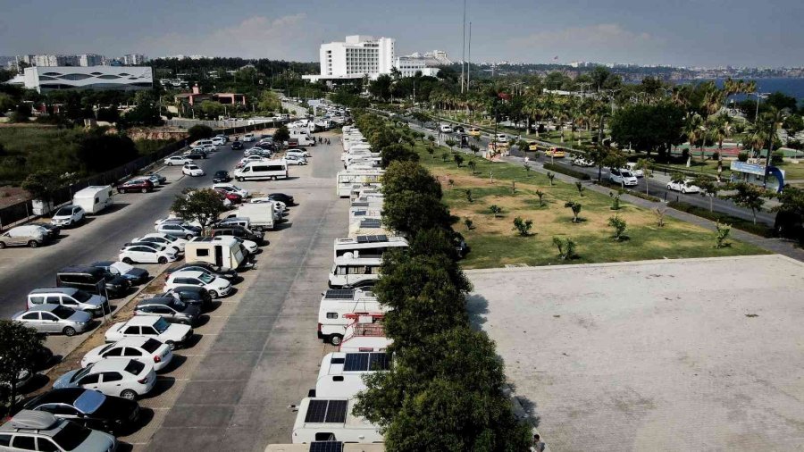 Denize Otellerden Daha Yakınlar, Turistleri Bile Kıskandırıyorlar