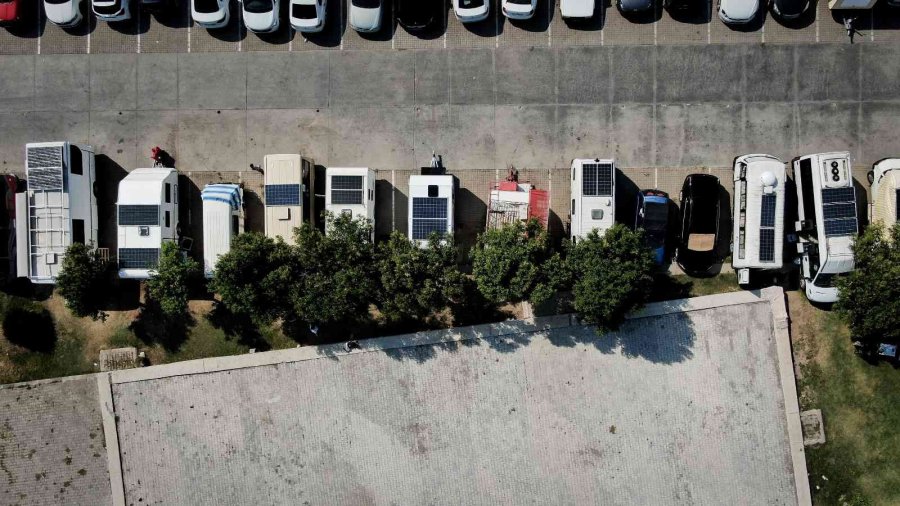 Denize Otellerden Daha Yakınlar, Turistleri Bile Kıskandırıyorlar