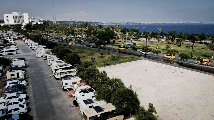 Denize Otellerden Daha Yakınlar, Turistleri Bile Kıskandırıyorlar